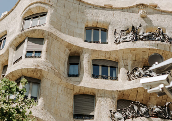 casa mila, atrakcje w barcelonie, śladami gaudiego w barcelonie, co zobaczyć w barcelonie, ulice barcelony