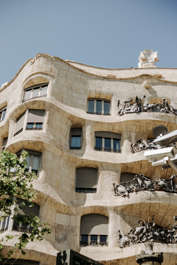 casa mila, atrakcje w barcelonie, śladami gaudiego w barcelonie, co zobaczyć w barcelonie, ulice barcelony