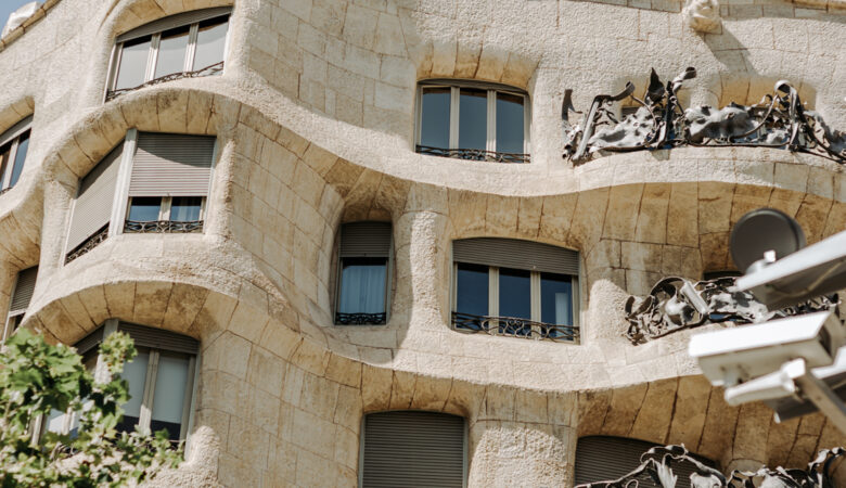 casa mila, atrakcje w barcelonie, śladami gaudiego w barcelonie, co zobaczyć w barcelonie, ulice barcelony