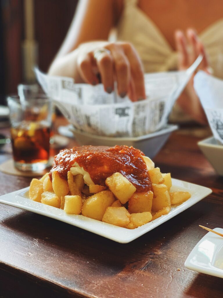 Patatas Bravas w Barcelonie, co zjeść w Barcelonie